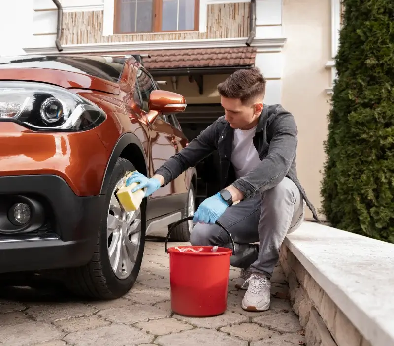 Lavage auto à domicile Josselin : professionnel intervenant sur un véhicule